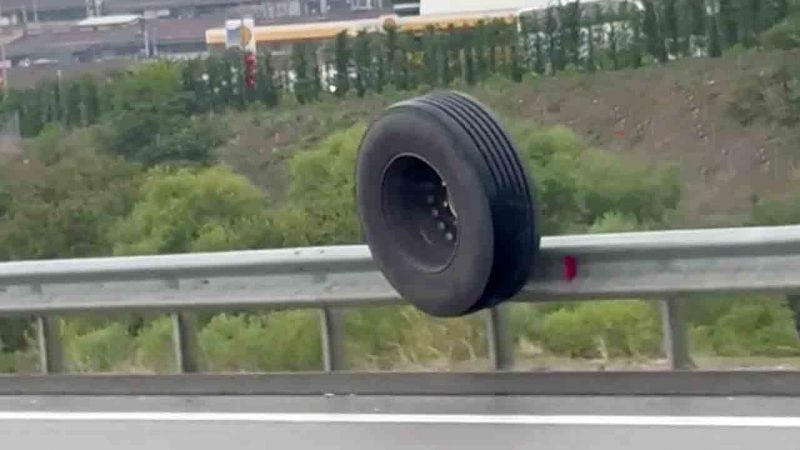 Otoyolda dehşet anları! Tırdan kopan lastik metrelerce yuvarlandı