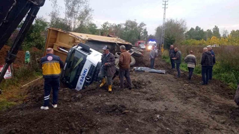 Samsun'da kamyon devrildi: Sürücü olay yerinde can verdi