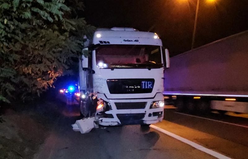Sapanca'da kaza sonrası minibüsündeki hasara bakan Mustafa Boz'a TIR çarptı, öldü