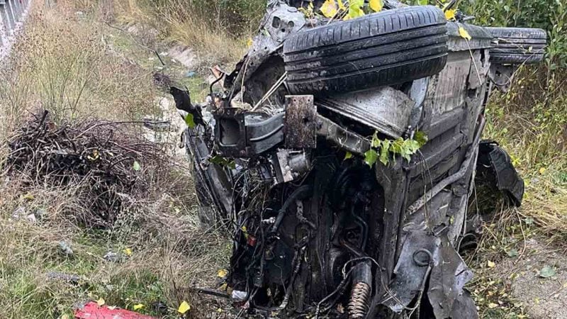Şarampole devrilen otomobilde bir kişi yaşamını yitirdi, bir kişi yaralandı.