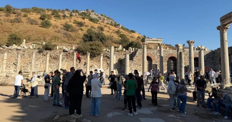'Sesler yoktu ama sevgi vardı': İşitme engelli gençler İzmir'i gezdi