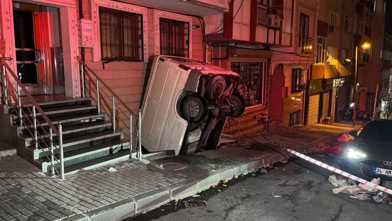 Şişli’de panelvan apartman boşluğuna düştü!