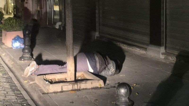 Sokak ortasında alkol rezaleti! Sarhoş şahıs iki kez bayıldı, halk panikledi