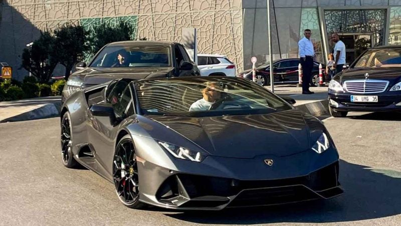 Takımın kader maçı öncesi Torreira'dan milyonluk gövde gösterisi: Saha yerine caddelerde Lamborghini şov yaptı!