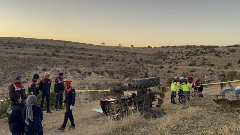 Tarlada traktör devrildi! 55 yaşındaki sürücü hayatını kaybetti