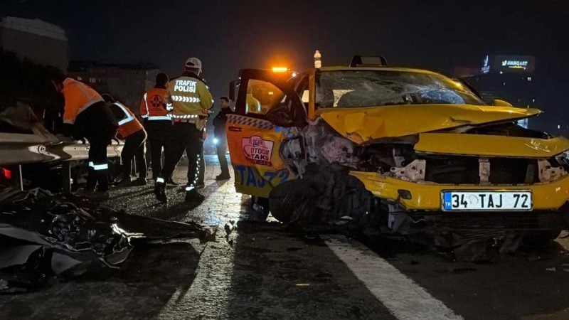 TEM’de taksiyle çarpışan otomobil bariyerlere sıkıştı: Sürücü hayatını kaybetti