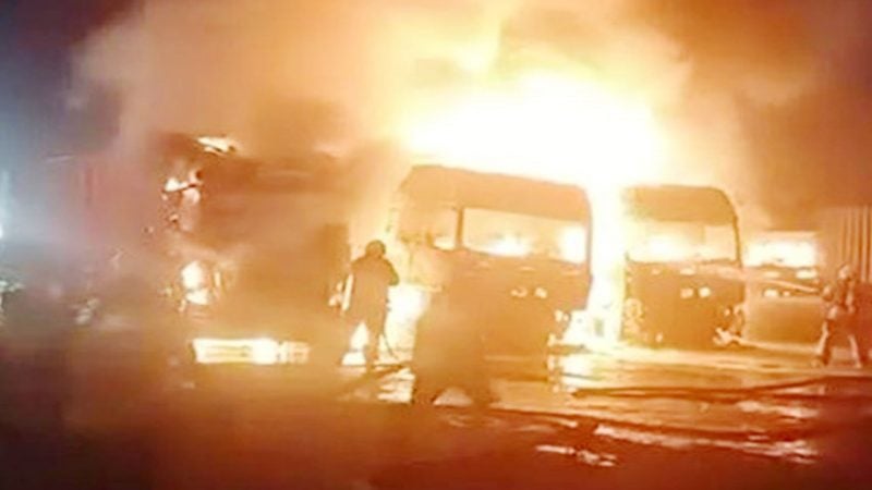 TIR garajı kundaklandı: 4 araç küle döndü