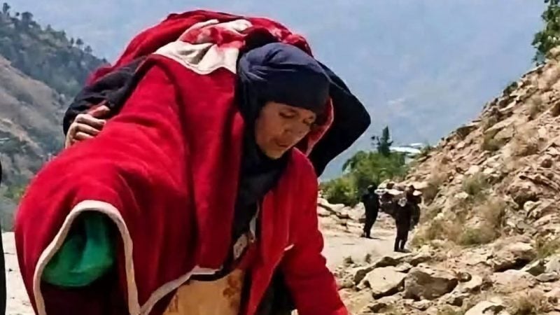 Yemen'de savaşın kahreden yüzü... Kızının cenazesini sırtında taşıyan anne