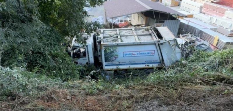 Yol vermek isteyen çöp kamyonu şarampole devrildi!