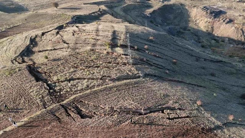 Yozgat’ta tarlada ürküten manzara! Toprak yarıldı metrelerce çöktü: Çiftçiler ekim yapamıyor!