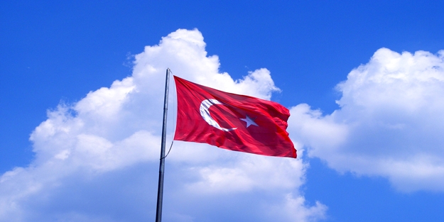 Türk bayrağını indirip, CHP bayrağını çekmişler!