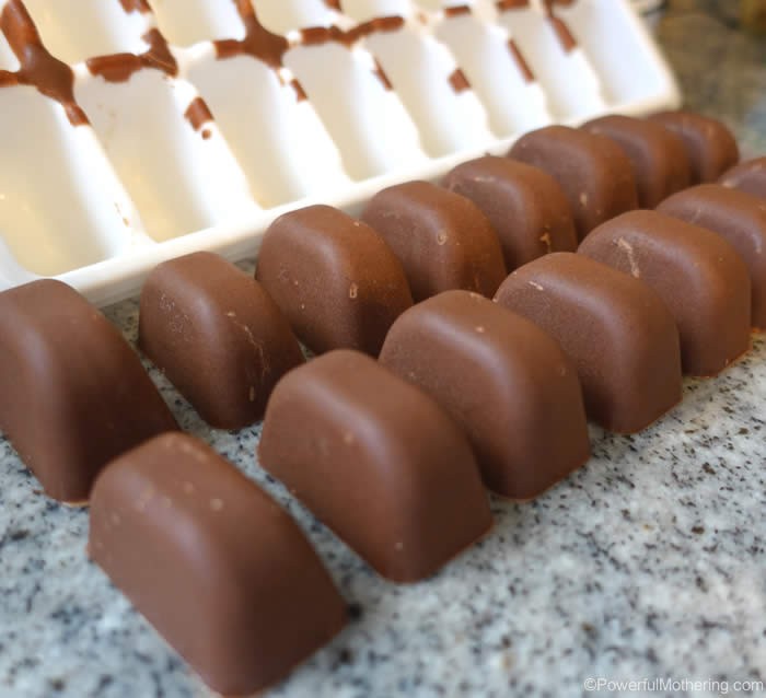 2 dakikada hazırlanan içi dolgulu, serinletici çikolata küpleri