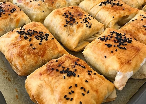 3 malzemeli puf börek tarifi