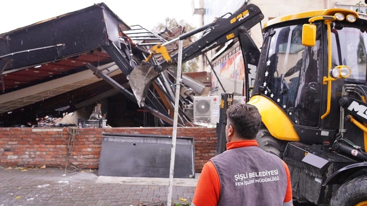 4 kez mühürlenen onlarca kişinin zehirlendiği kaçak kebapçı sonunda yıkıldı