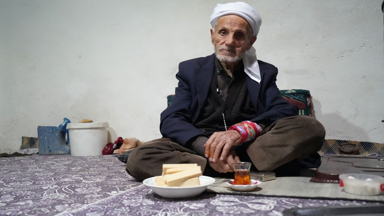86 yaşındaki Rüstem dede 50 yıldır sadece çay ve gofretle yaşıyor