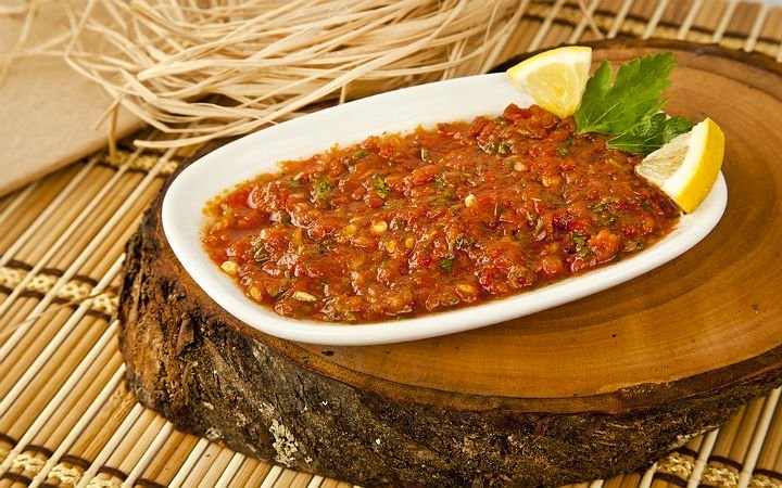 Acılı ezme tarifi | Yapımı kolay ve leziz bir meze