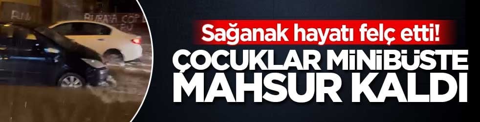 Adana’da sağanak hayatı felç etti! Minibüste mahsur kalan çocuklar kurtarıldı