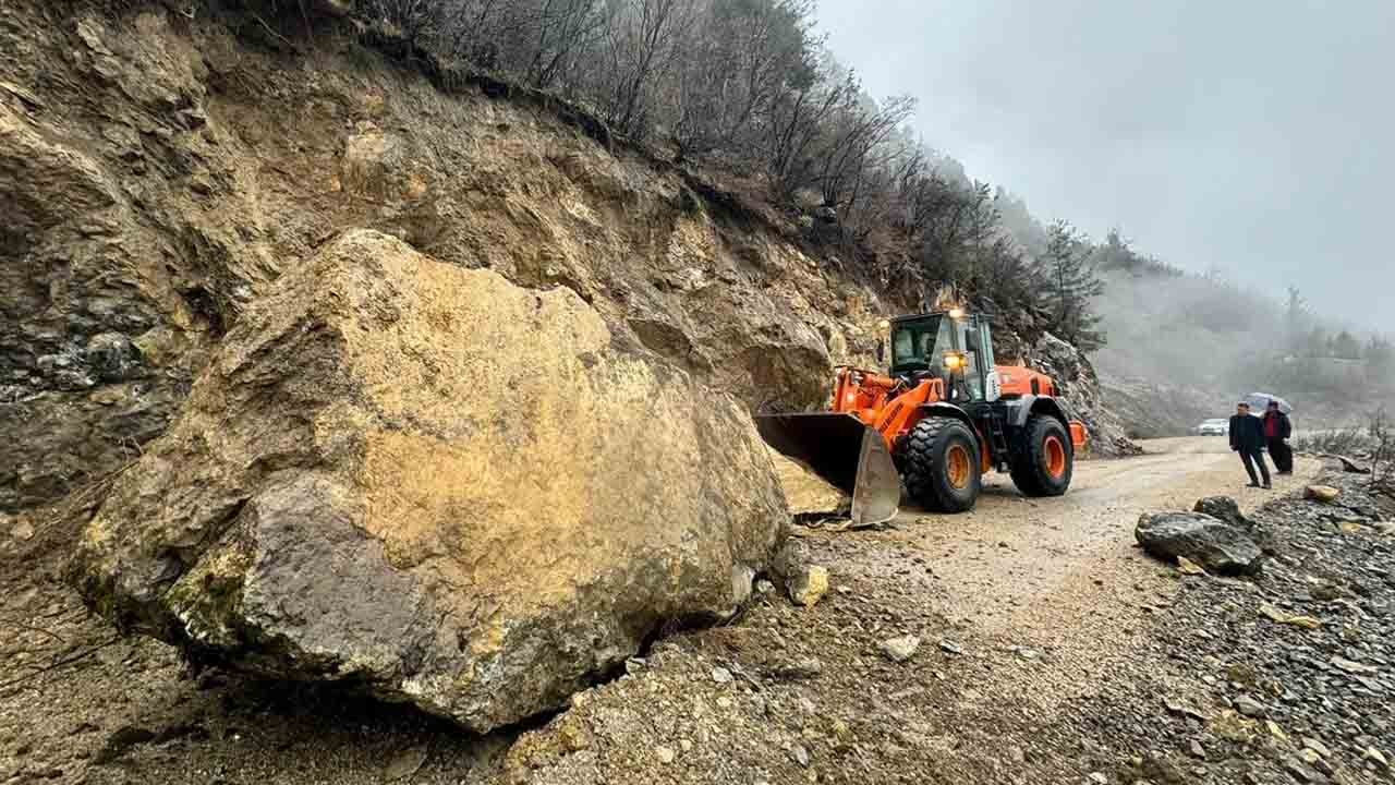 Adana’yı sel vurdu: Kayalar yola, duvarlar çöktü