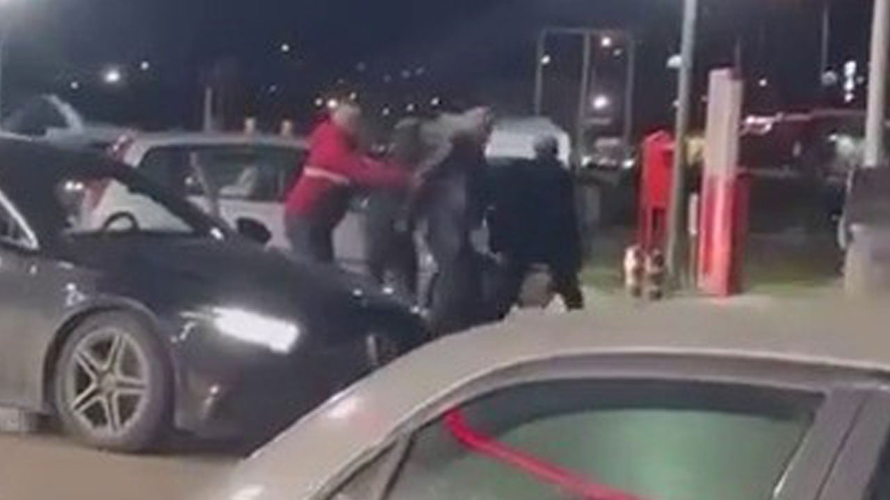 Akaryakıt istasyonu boks ringine döndü! Öfkeli sürücüler tekme yumruk birbirine girdi
