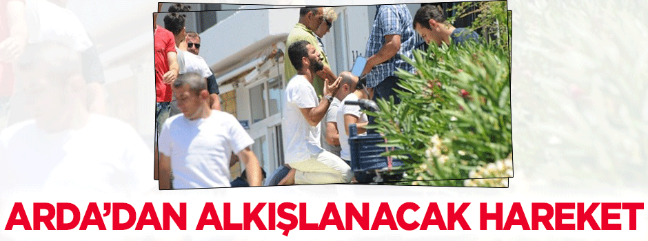 Arda Turan namaz sonrası hasırı kendi topladı