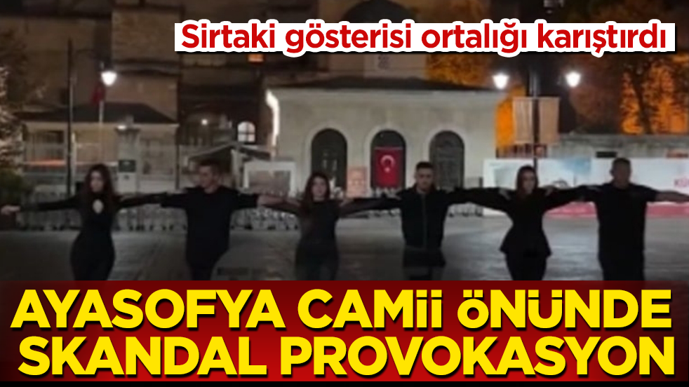 Ayasofya Camii önünde skandal provokasyon! Sirtaki gösterisi ortalığı karıştırdı