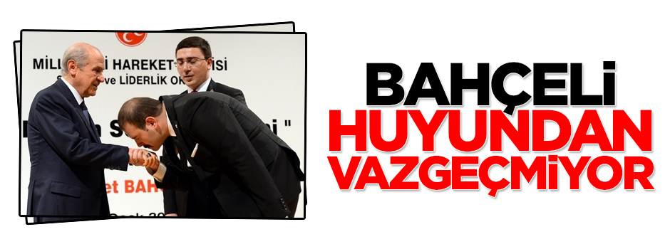 Bahçeli huyundan vazgeçmiyor, yine el öptürdü
