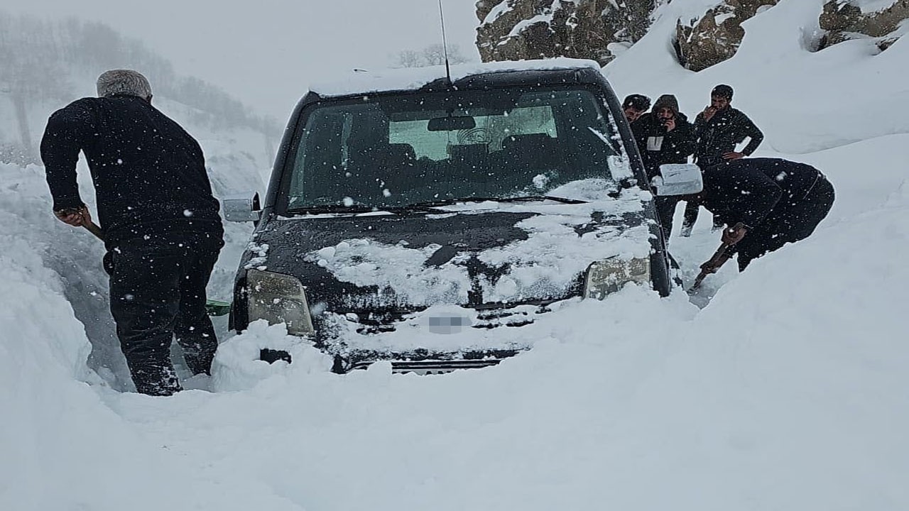 Bahçesaray’da çığ faciası kıl payı atlatıldı: Araçtaki aile ölümden son anda kurtuldu