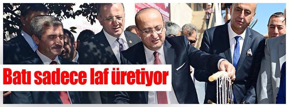 Batı sadece laf üretiyor