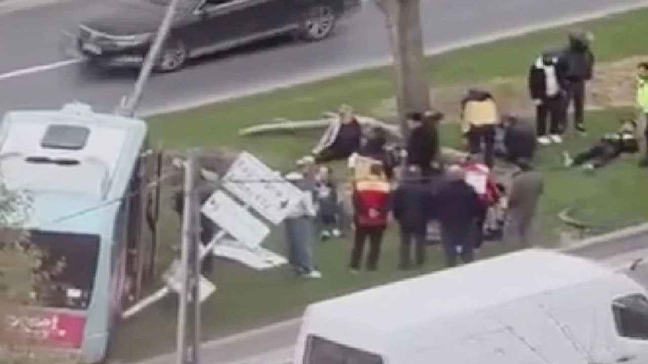 Beyoğlu'nda kaza: Minibüs bariyere ve direklere çarptı, yolcular dışarı savruldu