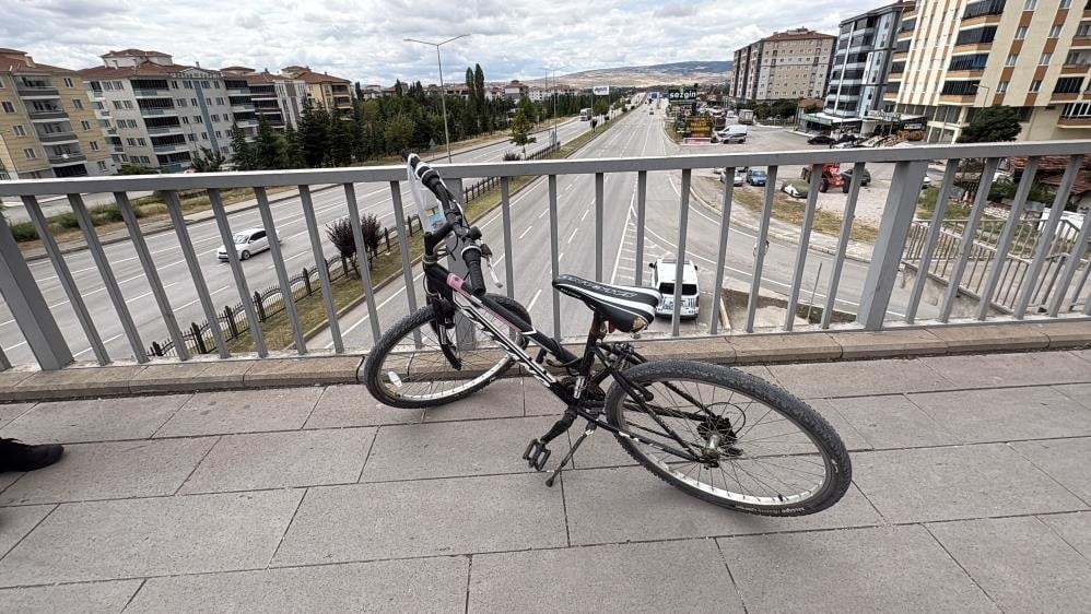 Bisikletten inip otoyola atlayan kadın hastanelik oldu