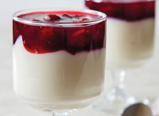 Böğürtlen soslu muhallebi | Sade ve enfes lezzet...