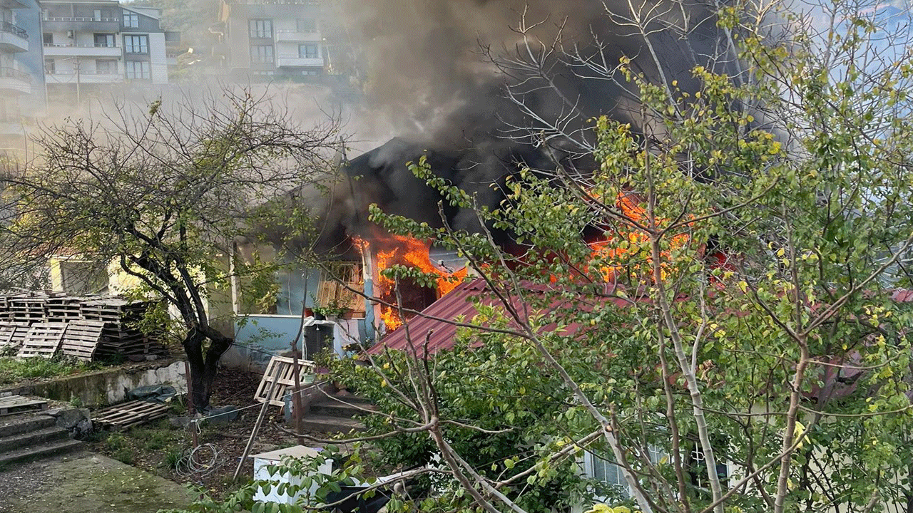 Çakmağı doldurmak isterken hem kendini hem evi yaktı