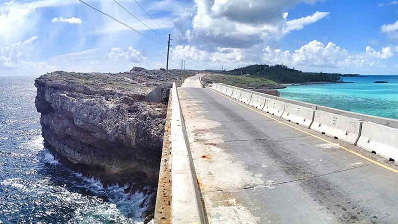 Cam Köprüde iki dünya: Atlas Okyanusu ve turkuaz körfez yan yana