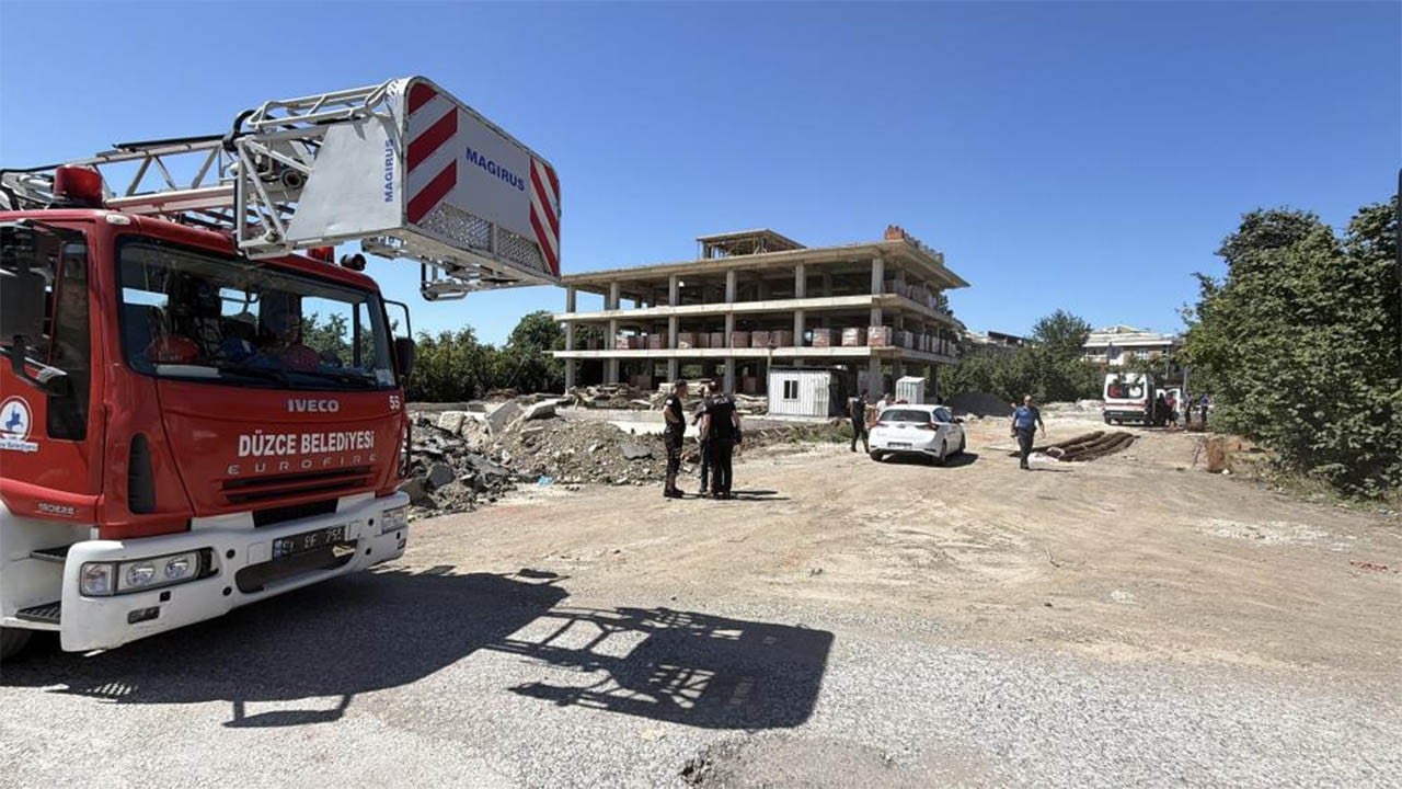Çatıya çıkan kadını polis yalvar yakar ikna etti