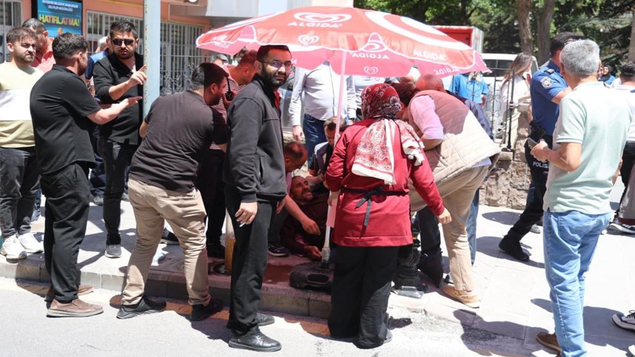 Cenaze çıkışında yol verme kavgasında kan gövdeyi götürdü