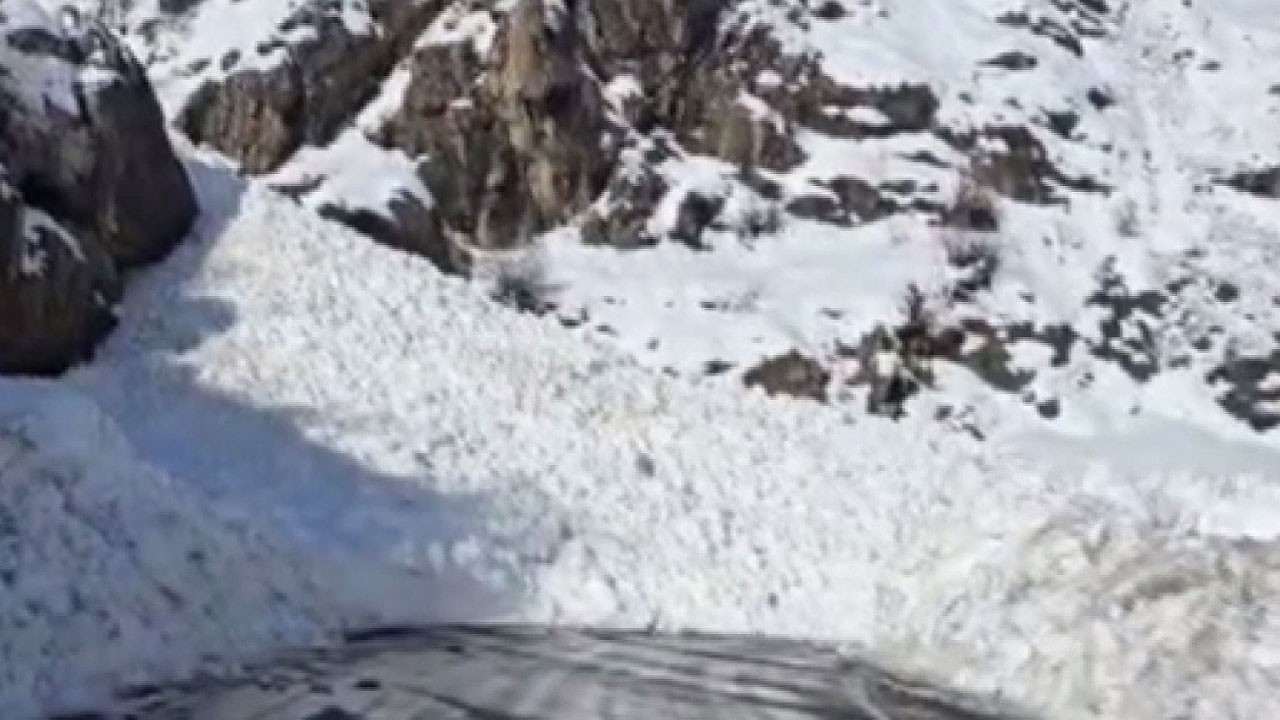 Çığ düştü, Şırnak-Hakkari kara yolu ulaşıma kapandı