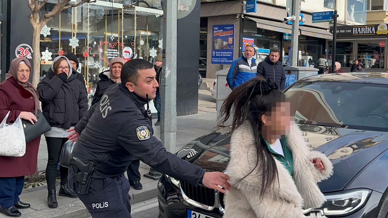 Çorlu'da genç kız paniği! Araçların önüne atladı, trafiği birbirine kattı, polisi peşine taktı
