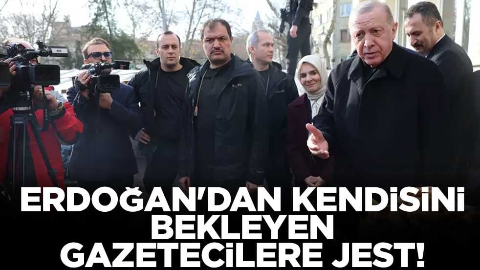 Erdoğan'dan kendisini bekleyen gazetecilere jest!
