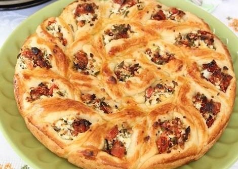 Dalgalı börek | Peynir ve kuru domatesli börek