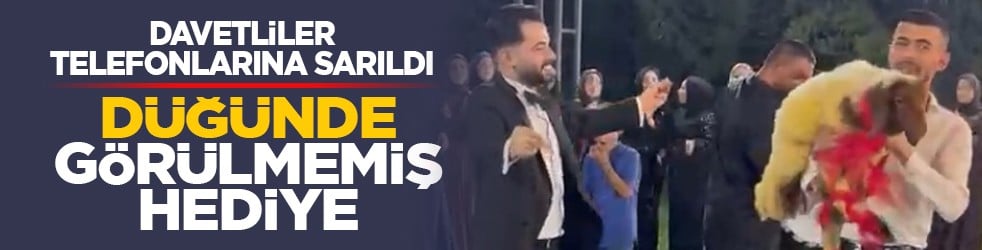 Davetliler telefonlarına sarıldı: Düğünde görülmemiş hediye