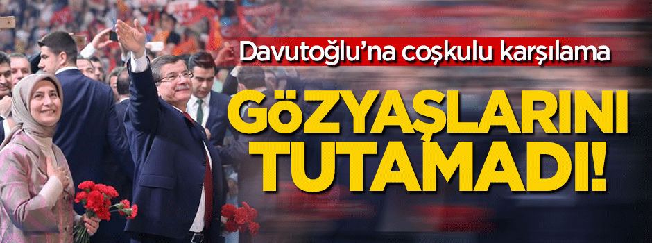Davutoğlu salonu selamlarken gözyaşlarını tutamadı!