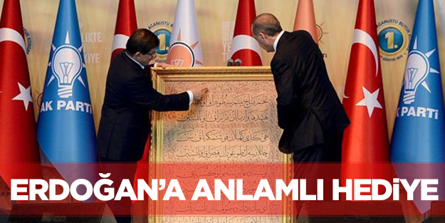 Davutoğlu'ndan Erdoğan'a anlamlı hediye