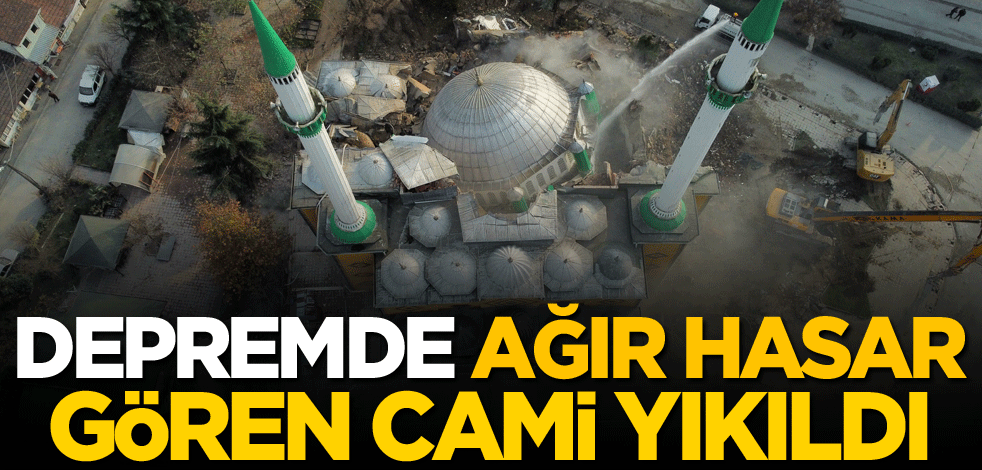 Depremde ağır hasar gören cami yıkıldı