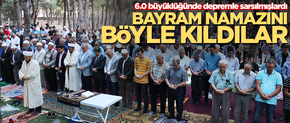Depremle sarsılan Denizli'de bayram namazı açık alanda kılındı