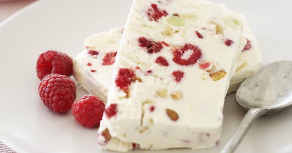 Dondurma tadında buz gibi meyveli parfe tarifi