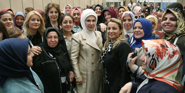 Dünya İnsani Zirvesi'nde konuşan Emine Erdoğan: Çelişkiyi sorgulamalıyız