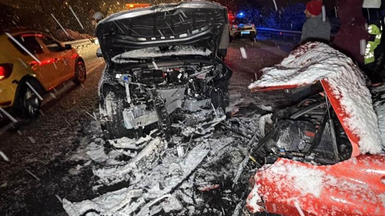 Düzce'de feci kaza! Araçlar hurdaya döndü