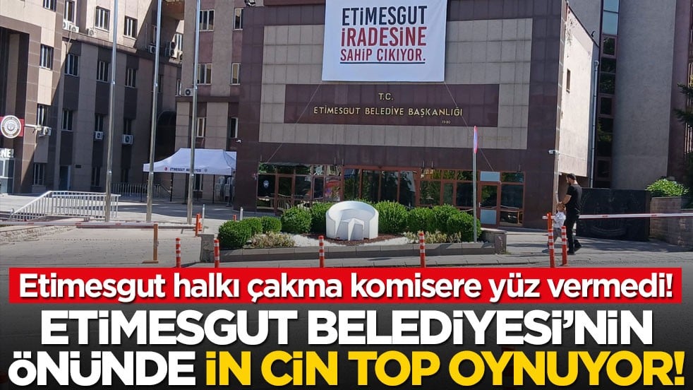 Etimesgut halkı çakma komisere yüz vermedi! Etimesgut Belediyesi’nin önünde in cin top oynuyor!