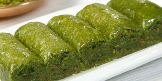 Ev yapımı fıstıklı sarma