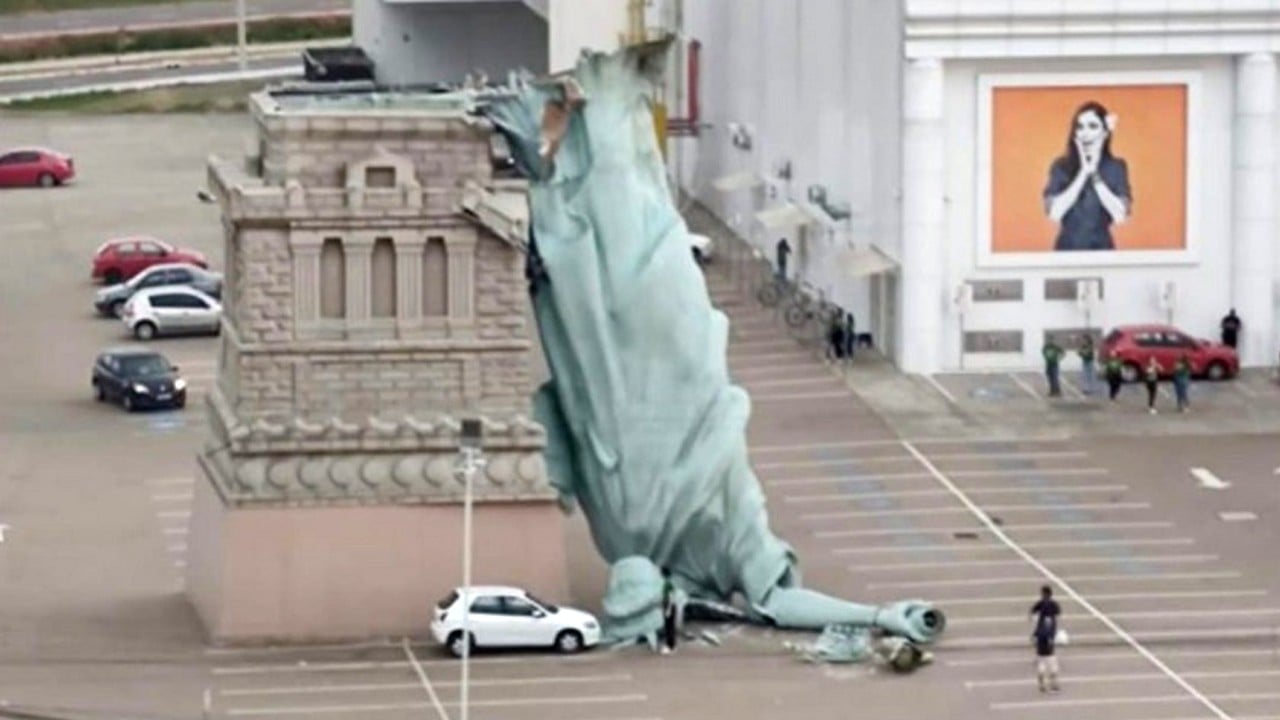 Fırtına özgürlüğü yıktı: Porto Alegre’de 24 metrelik heykel devrildi